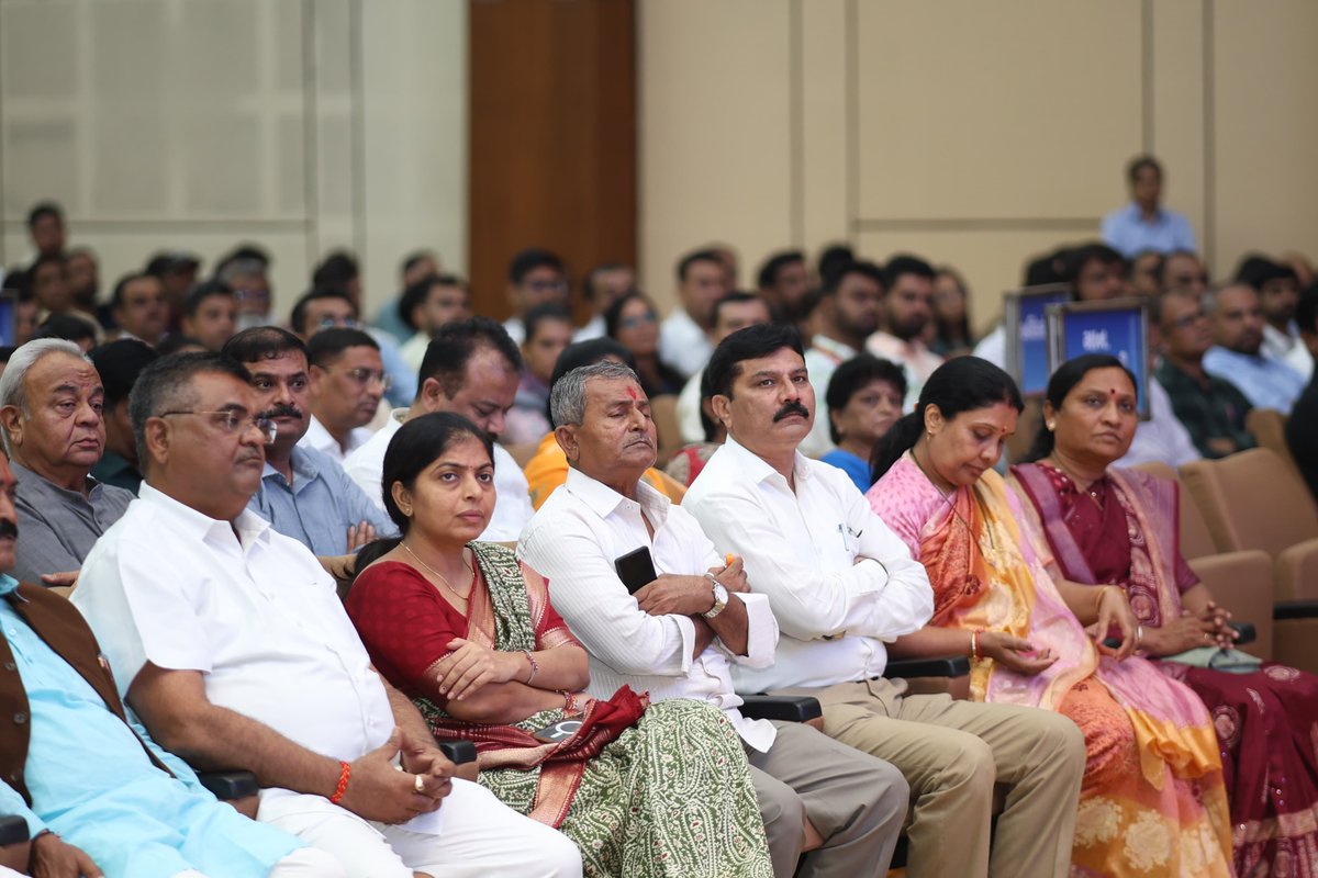 મુખ્યમંત્રી શ્રી ભૂપેન્દ્રભાઈ પટેલના વરદ્હસ્તે માનનીય વડાપ્રધાન શ્રી નરેન્દ્રભાઈ મોદીના 23 વર્ષના સુશાસનની સફર નિમિત્તે સમગ્ર ગુજરાતમાં થઈ રહેલ વિકાસ સપ્તાહની ઉજવણી અંતર્ગત આજે રાજ્યના મંત્રીશ્રીઓ તેમજ અન્ય મહાનુભાવોની ઉપસ્થિતિમાં ગાંધીનગરના મહાત્મા મંદિર ખાતેથી ₹2000 કરોડથી