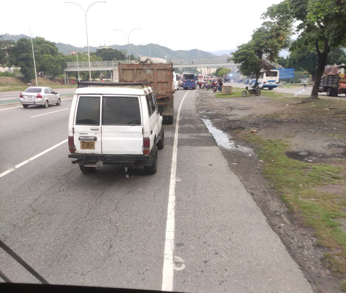 Autopista Valle-Coche - Tránsito lento sentido Norte desde La Rinconada hasta superar El Dist. Las Gaviotas, luego lento desde Los Próceres hasta conectar al segundo piso de la #AFF. 07:30A.M #TrafficCenter