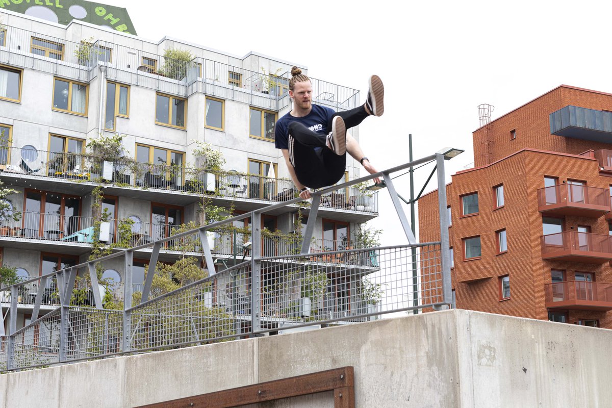 emanuel_hansson's tweet photo. Då har det blivit dags för höstlovs parkour camps! 🍂 Heldags parkour dag med frukt och lunch! 🏃 Mer info och deltagaransökan: https://t.co/r0BHrqkPx3 https://t.co/hrz2pyEs09