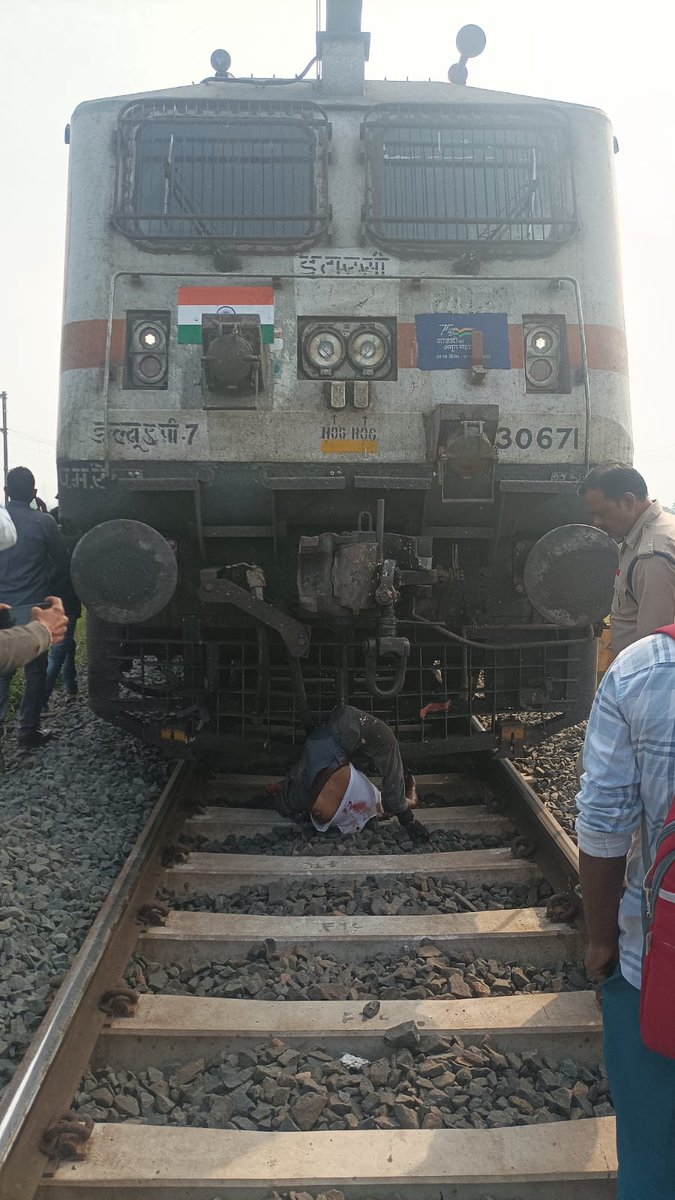 RktaIndia579's tweet photo. @PMOIndia @RailMinIndia @AshwiniVaishnaw @CLCMOLE @aajtak @Railwhispers @RktaIndia579 
#Provide_Rakshak_Device
#Save_Trackman_Save_Railway 400 to 500 Trackmen sacrifices their lives during on duty by run over per year.
Wake up from the sleep,do needful to save Trackmens' lives https://t.co/n8cfLn9C41
