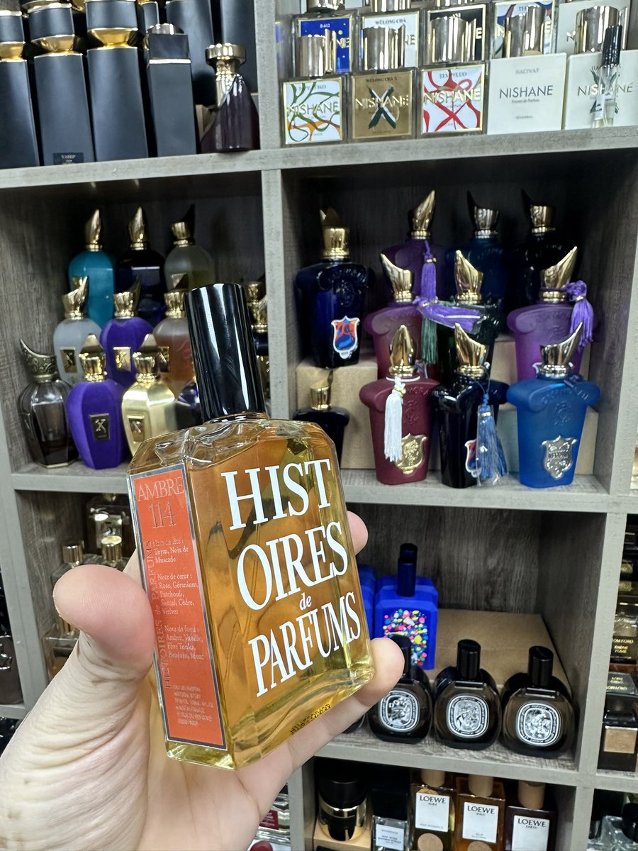 aziz_abufahd's tweet photo. #رابطة_عشاق_العطور 

عطر هستوريس عمبر 114

من عطور العنبر التي اصنفها بالفخمة والجذابة
من العطور اللي يجيك مديح حين ارتدائه
 بدايةً تشعر برائحة دافئة وجميلة من العنبر والفانيلا مع لمسة بودرية يتخللها لمحات تابلية  كذلك تظهر نفحات عشبية ترابية طفيفة بسبب الباتشولي ونجيل الهند https://t.co/3Gi4ywLCTn