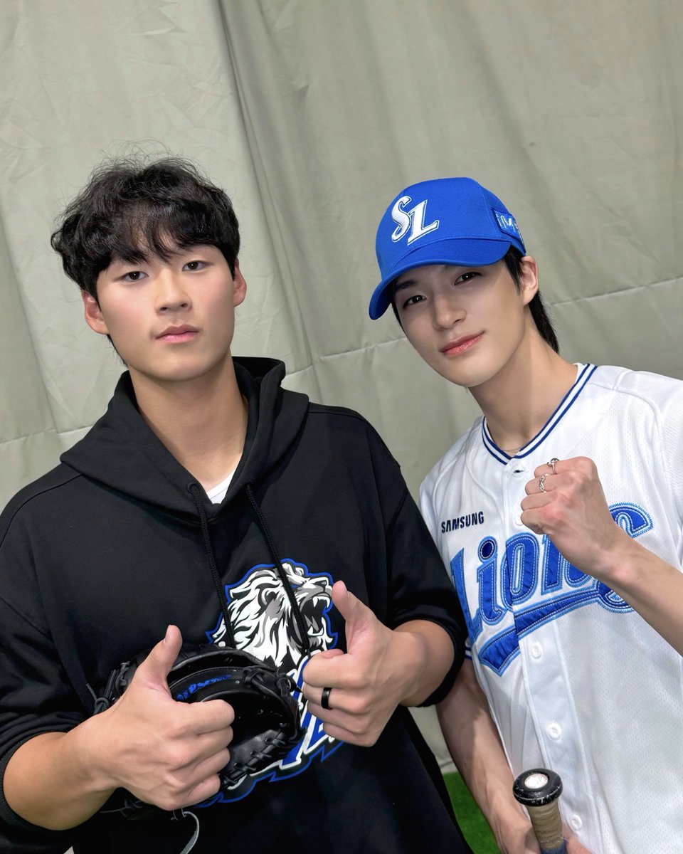 ⚾️💙📸 with 이호성 선수 

#JENO 
#NCT #NCTDREAM