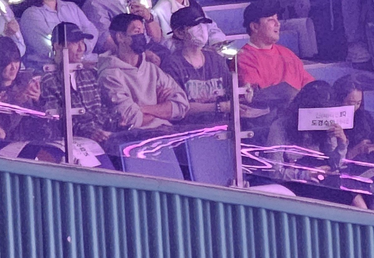 kdrama_menfess's tweet photo. •kdm• Choi Tae Joon juga dateng pas day 2, terus Park Shin Won abangnya Park Shin Hye jadi gitaris di fancon Kyungsoo https://t.co/MLgEclPn4X