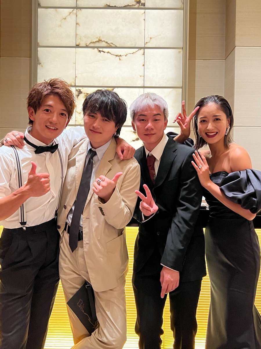 shimonsmile's tweet photo. 披露宴にも来てくれた仲良しNovelbrightの雄大が
僕たちの結婚式を祝して作ってくれた曲
アイビー💐
僕たちの結婚記念日の10月22日にリリースされます🎉
披露宴当日も雄大と海斗が披露してくれて
夜な夜な2人で考えた本当に最高の歌詞、最高の一曲になっております！！😌
楽しみにしていてください🔥 https://t.co/DDP70tCebs