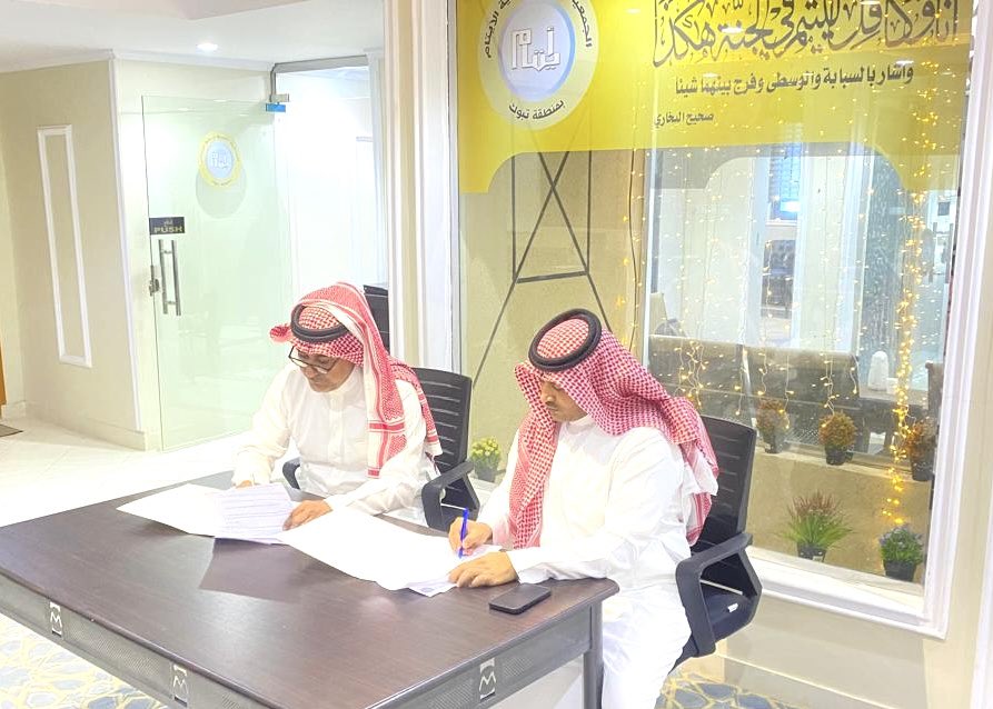 وقعت الجمعية الخيرية لرعاية الأيتام في منطقة #تبوك اليوم اتفاقية تعاون وشراكةمع مطعم عين سكر
وقد مثّل الجمعية المدير التنفيذي م.عبدالعزيز القيسي ومثل مطعم عين سكر أ.تركي القحطاني
وتقضي الاتفاقية باستقطاع ريال واحد من كل فاتورةفي فرع المطعم بتبوك لصالح الجمعية وأبنائها لمدة عام🤝