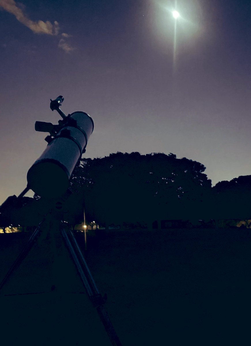 SnowSnow922's tweet photo. 今日は星空仲間と天体観測DAY💫
紫金山アトラス彗星が今大接近中だから、まずは彗星観測チャレンジ！東京の空だけど私は肉眼でも見れた✨スマホの写真だけどちゃんと写ってる！今回を逃すともう一生見れない彗星だからめっちゃ嬉しい😊
そんで、公園に移動して天体望遠鏡で観望会🌙めっちゃ楽しい！！ https://t.co/fHucs6Go1p