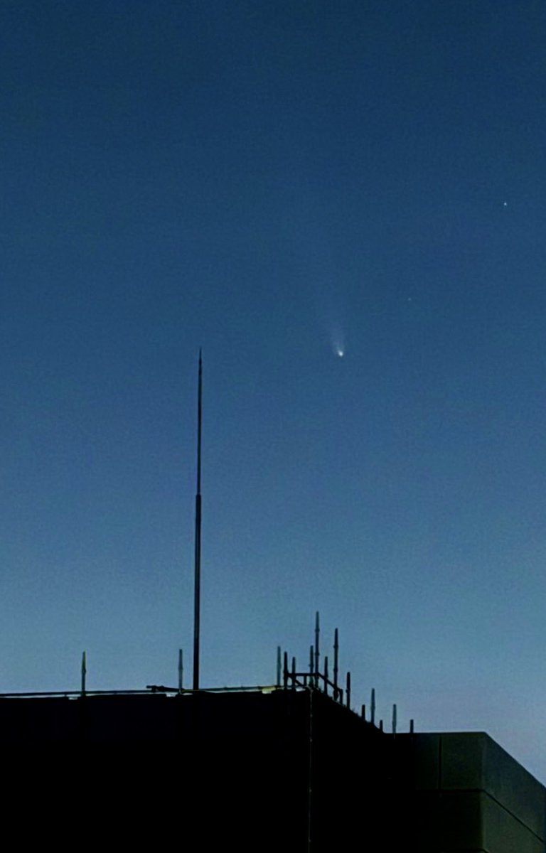 SnowSnow922's tweet photo. 今日は星空仲間と天体観測DAY💫
紫金山アトラス彗星が今大接近中だから、まずは彗星観測チャレンジ！東京の空だけど私は肉眼でも見れた✨スマホの写真だけどちゃんと写ってる！今回を逃すともう一生見れない彗星だからめっちゃ嬉しい😊
そんで、公園に移動して天体望遠鏡で観望会🌙めっちゃ楽しい！！ https://t.co/fHucs6Go1p