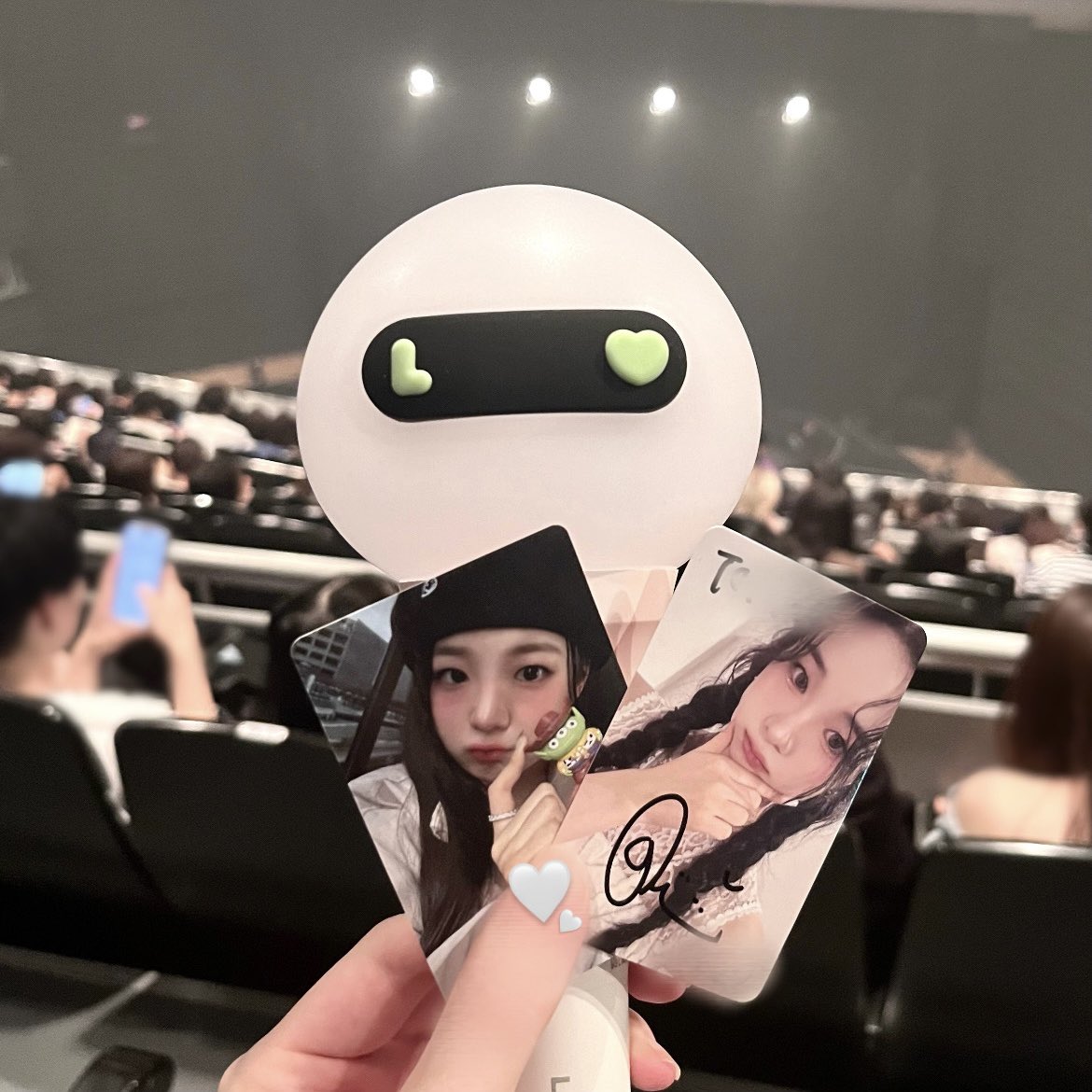 席めちゃ遠だったけどめちゃくちゃ楽しかったしめちゃくちゃ泣いたよ~🥹🤍バボン使う機会があんまりなかったから使えて嬉しかったし終始幸せ空間でした♡𐔌ᵔ ܸ&gt;⩊&lt;︎︎ ͡ 𐦯ᡣ𐭩
ヘンセさん今回も素敵なMCありがとうございました🎤💗
ガウンちゃんすき＞ ̫＜⭐️🤍
#MADEIN #만두가달려간다