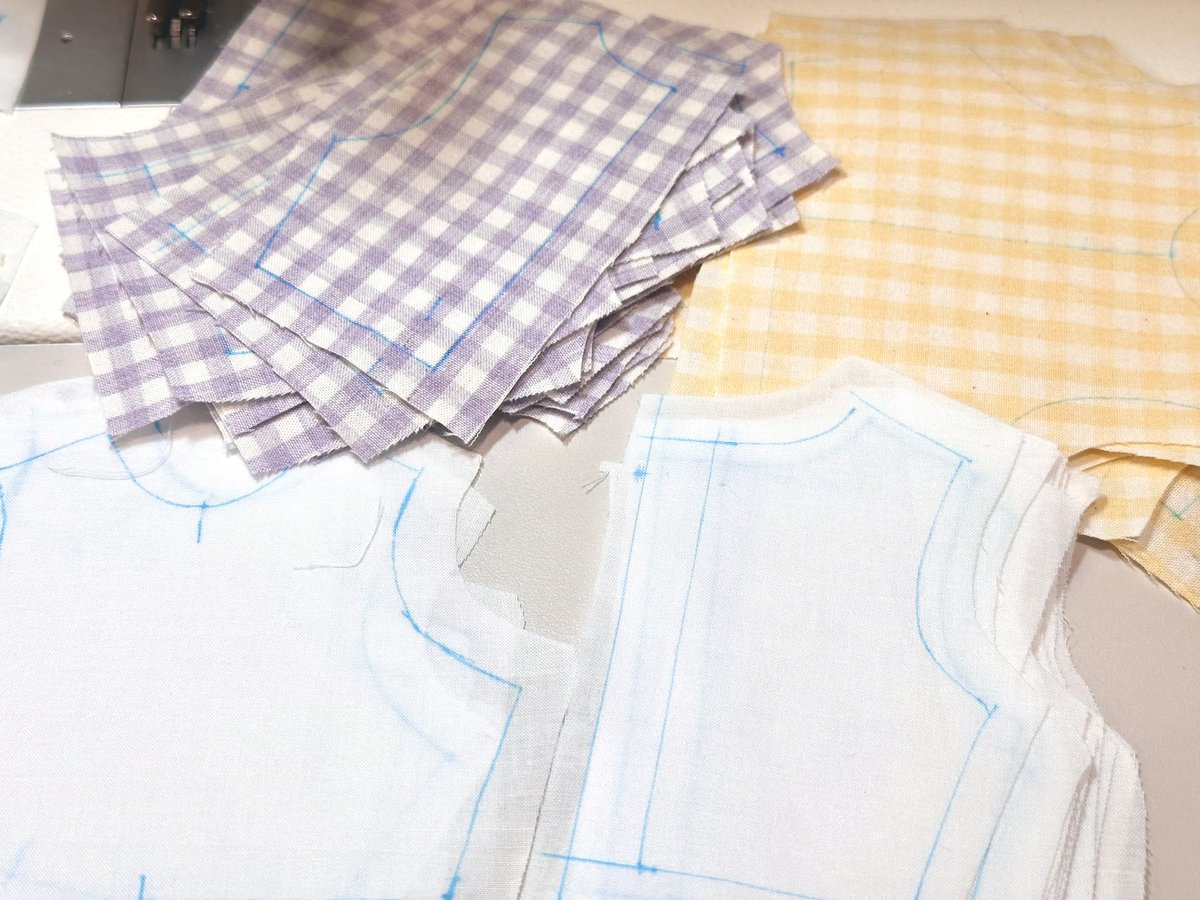 민망할 정도로 오랫만인🥲🥲
오랫만에 msd 사이즈로 작업중입니다.
깅엄체크 원피스 + 오간자 에이프런, 보닛 세트 기획중이에요~패턴가봉은 맘에 들게 나왔어요👀💕