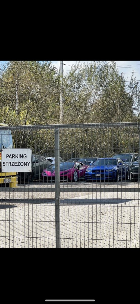 xasfr_'s tweet photo. Urus, sto, skyline i rolls na parkingu policyjnym #budda https://t.co/8O6FmZcwn6