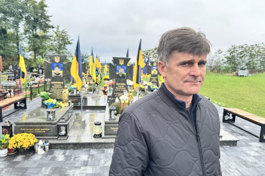 FrittUkraina's tweet photo. Dødens budbringer
Byordfører Rostislav Slipc  i Busk har en av de tyngste jobbene i krigen som raser i Ukraina: Han banker på dørene til familier for å fortelle at de har mistet en av sine kjære.
https://t.co/VqaRNiqh6V https://t.co/CLafmkbLbm