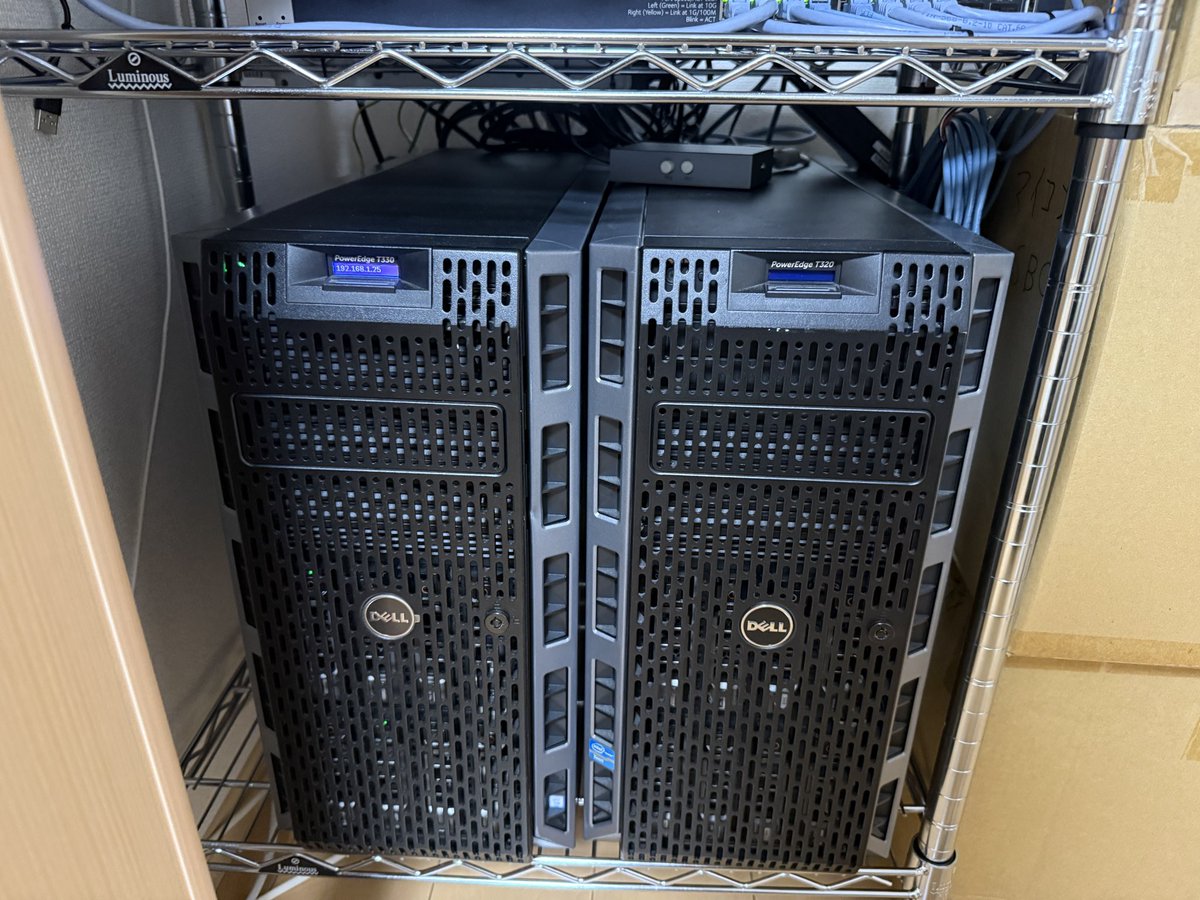 8erAudio's tweet photo. @tsukkkkkun 皆様の環境と比較すると、とても一般的な環境です。
ルータ:RTX1300
L2SW:NETGER XS708T
サーバ:Dell T330とT320
L2SWのファンがうるさすぎるので、ケースを加工してノクチュアのファンを無理矢理付けました。

サーバはストレージとして使用。それぞれ10TのHDD5本で50T、レプリケーションさせてます。 https://t.co/dSWy0EW0J0