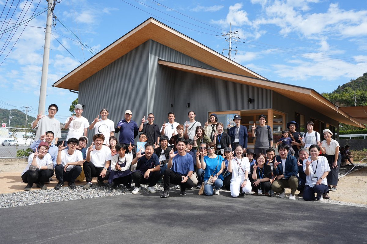 shupeiman's tweet image. 瀬戸内の離島で、島民だけじゃなくて全国の人が関わってできたLLACハウス。交通費と宿泊費かけて島にきて、グランドオープンのスタッフやってくれる人の数が凄すぎる。徳永市長もビックリしてました。キッチンカーのフード＆ドリンクも最高。司会のあれこメガネ、ジワジワきてます。#LLAC #LLACハウス