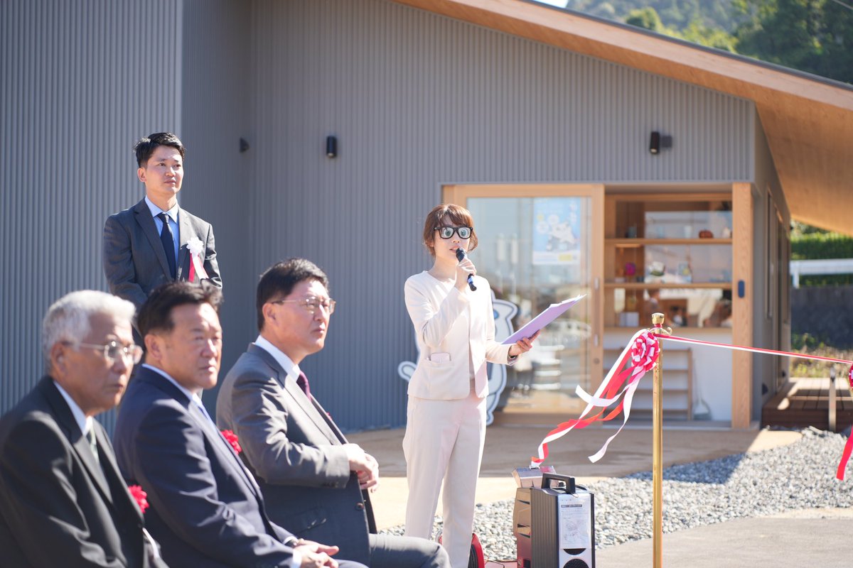 shupeiman's tweet image. 瀬戸内の離島で、島民だけじゃなくて全国の人が関わってできたLLACハウス。交通費と宿泊費かけて島にきて、グランドオープンのスタッフやってくれる人の数が凄すぎる。徳永市長もビックリしてました。キッチンカーのフード＆ドリンクも最高。司会のあれこメガネ、ジワジワきてます。#LLAC #LLACハウス