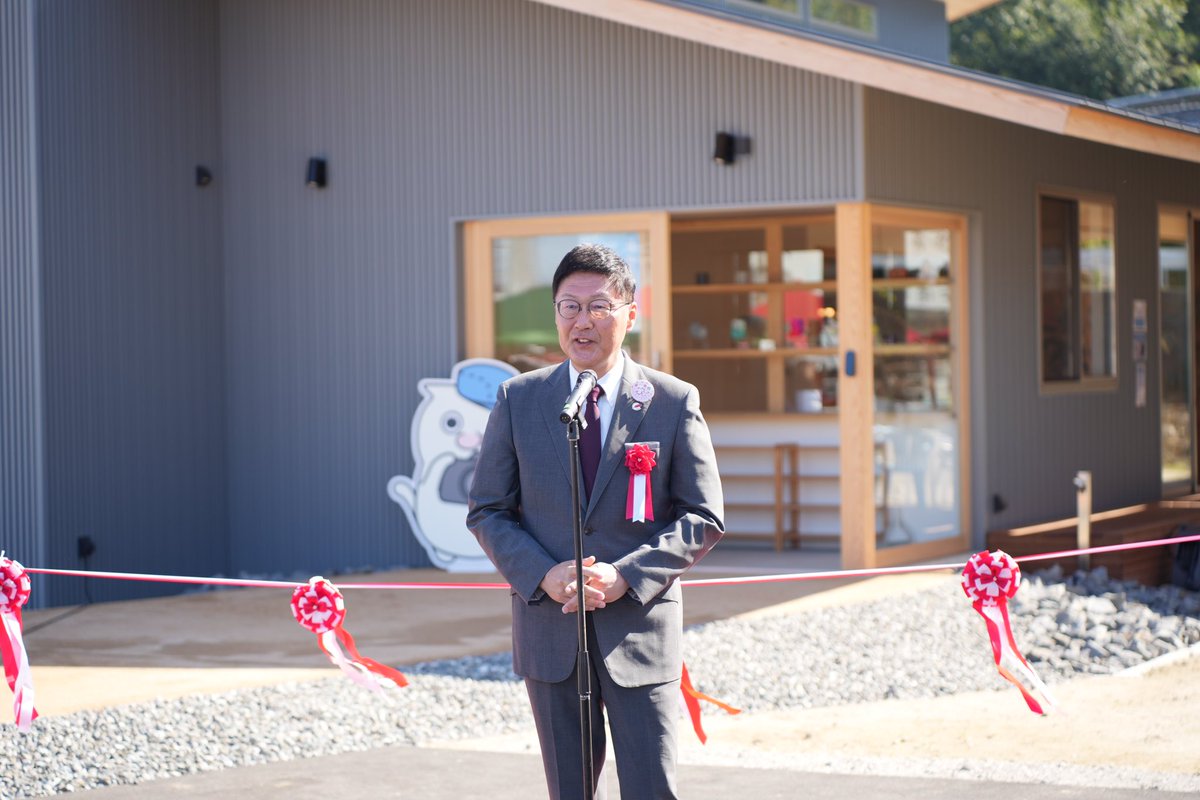 shupeiman's tweet image. 瀬戸内の離島で、島民だけじゃなくて全国の人が関わってできたLLACハウス。交通費と宿泊費かけて島にきて、グランドオープンのスタッフやってくれる人の数が凄すぎる。徳永市長もビックリしてました。キッチンカーのフード＆ドリンクも最高。司会のあれこメガネ、ジワジワきてます。#LLAC #LLACハウス