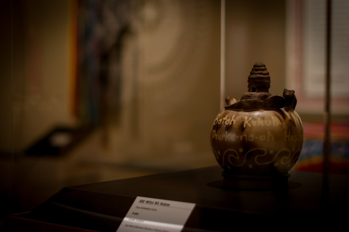 SamNobleMuseum's tweet photo. On #IndigenousPeoplesDay, discover how art is helping to keep Native languages alive 🌍🎨 Visit Speak While You Can today to see powerful work by Indigenous artists!
#indigenousartists #nativelanguages #powerofart #artists #communities https://t.co/f9BLC0l0ye