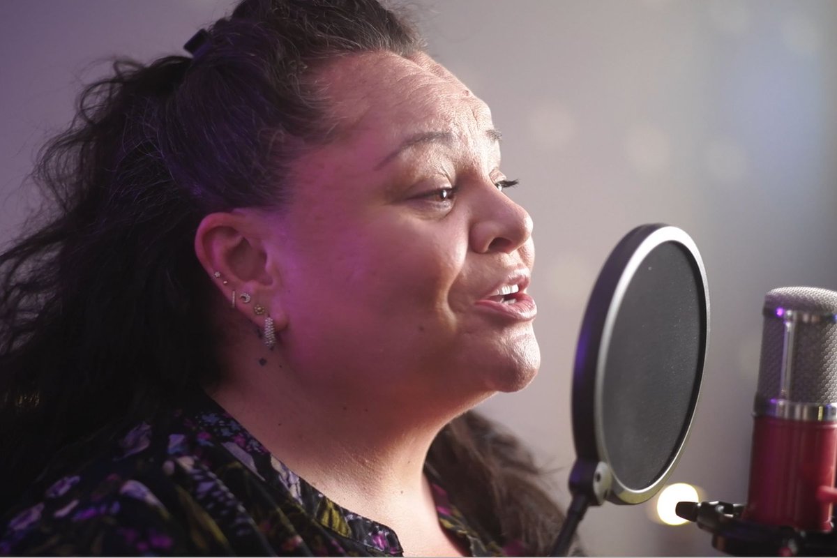 Watch Keala Settle and cast preview new musical Fly More Than You Fall whatsonstage.com/news/keala-set…