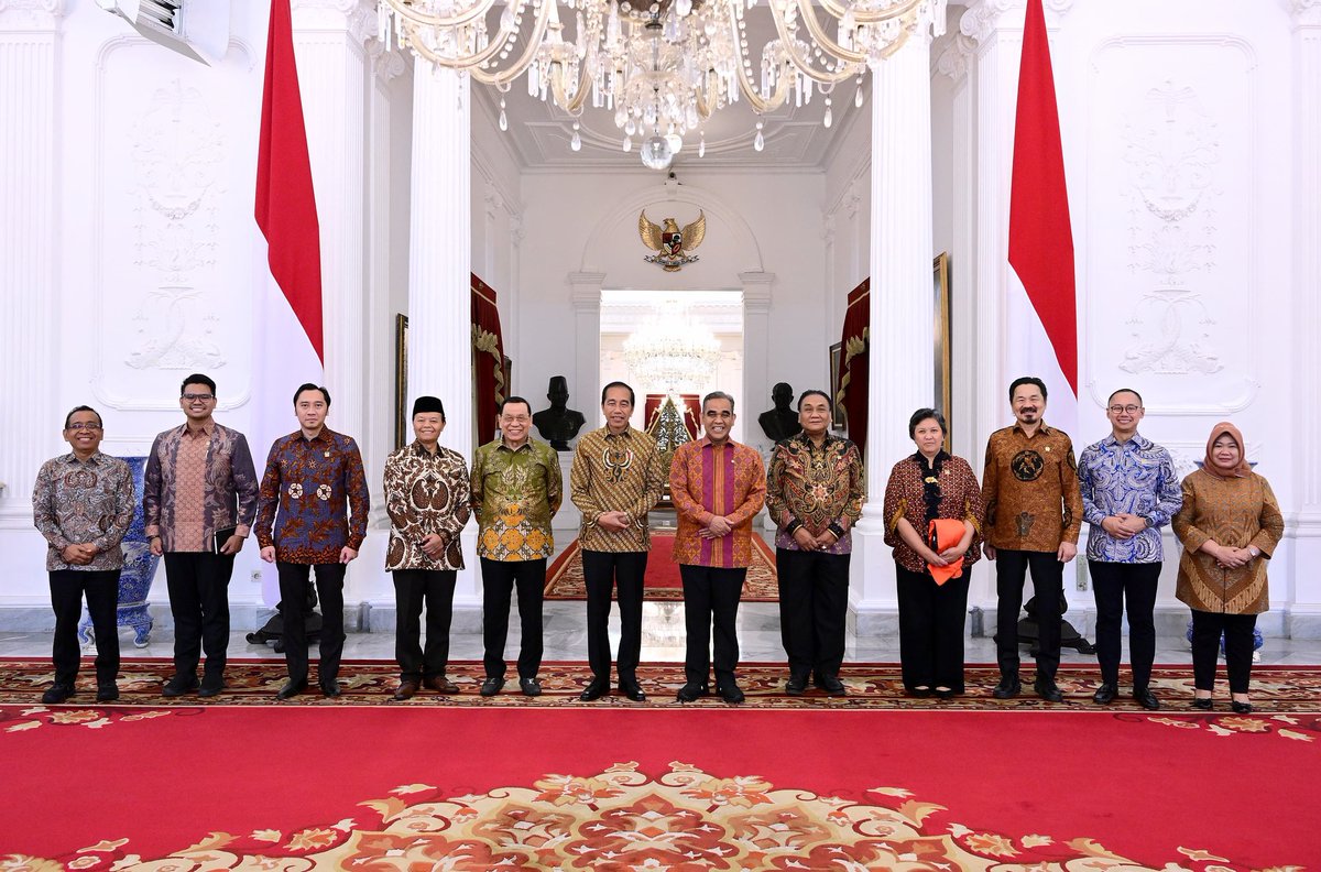 Hari ini saya menerima kunjungan dari Pimpinan MPR RI. Terima kasih atas undangan untuk menghadiri pelantikan Presiden dan Wakil Presiden RI pada 20 Oktober 2024. Saya mendoakan semoga acara pelantikan berjalan lancar.

***

Foto: Muchlis Jr - Biro Pers Sekretariat Presiden