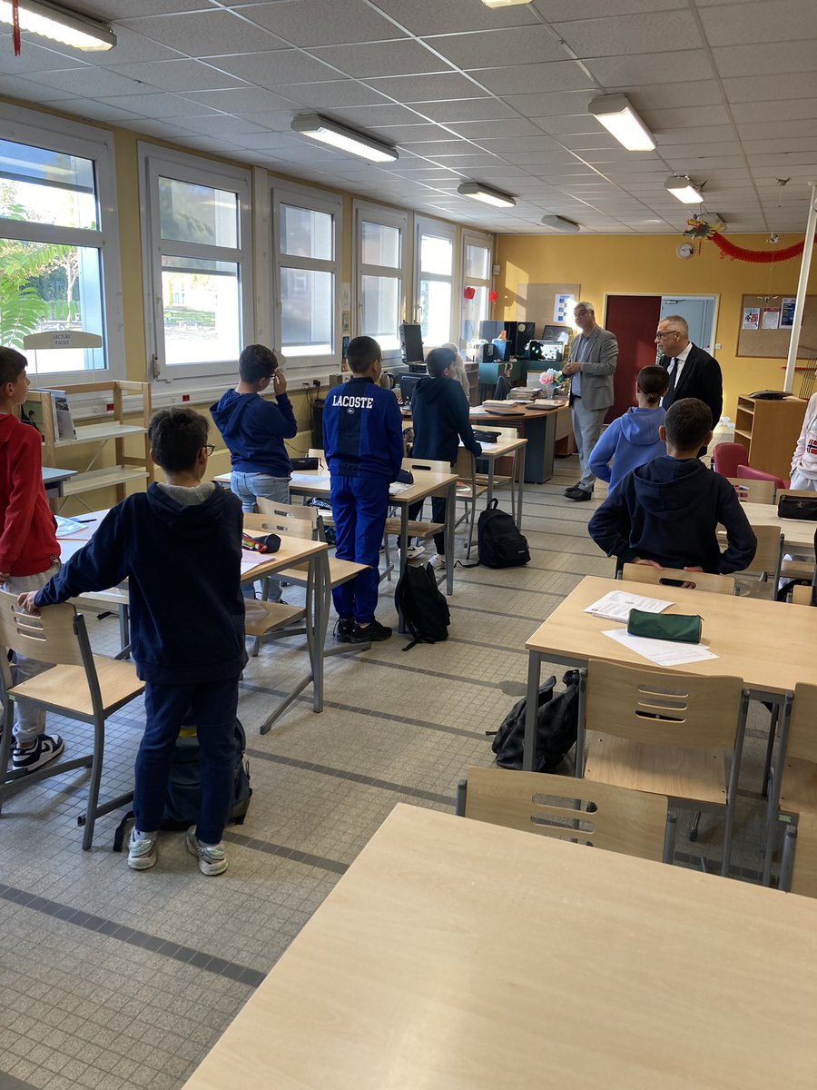 dsden18's tweet photo. Hommage aux professeurs Samuel Paty et Dominique Bernard
Minute de silence pour M. le directeur académique au collège Saint Exupéry et au lycée Pierre-Emile Martin de Bourges et à la DSDEN du Cher https://t.co/CWoDWRPLLp