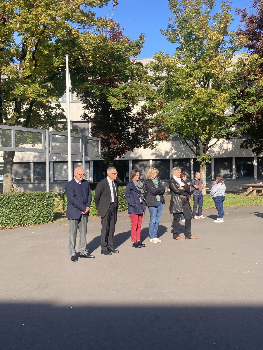 dsden18's tweet photo. Hommage aux professeurs Samuel Paty et Dominique Bernard
Minute de silence pour M. le directeur académique au collège Saint Exupéry et au lycée Pierre-Emile Martin de Bourges et à la DSDEN du Cher https://t.co/CWoDWRPLLp