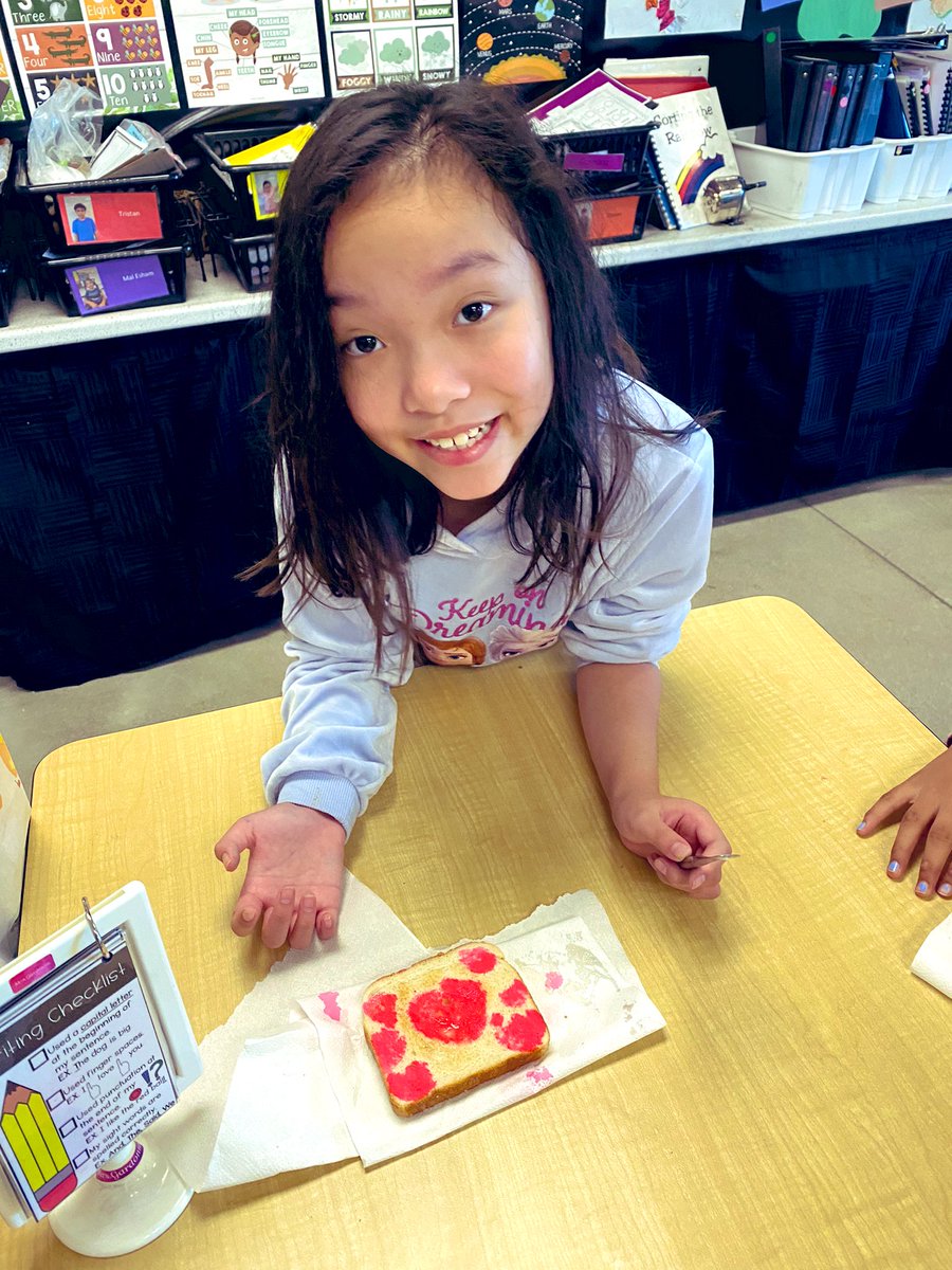 EastviewGAINS's tweet photo. Making Rainbow Bread 🌟@eastview_p https://t.co/h0TMmegHWm
