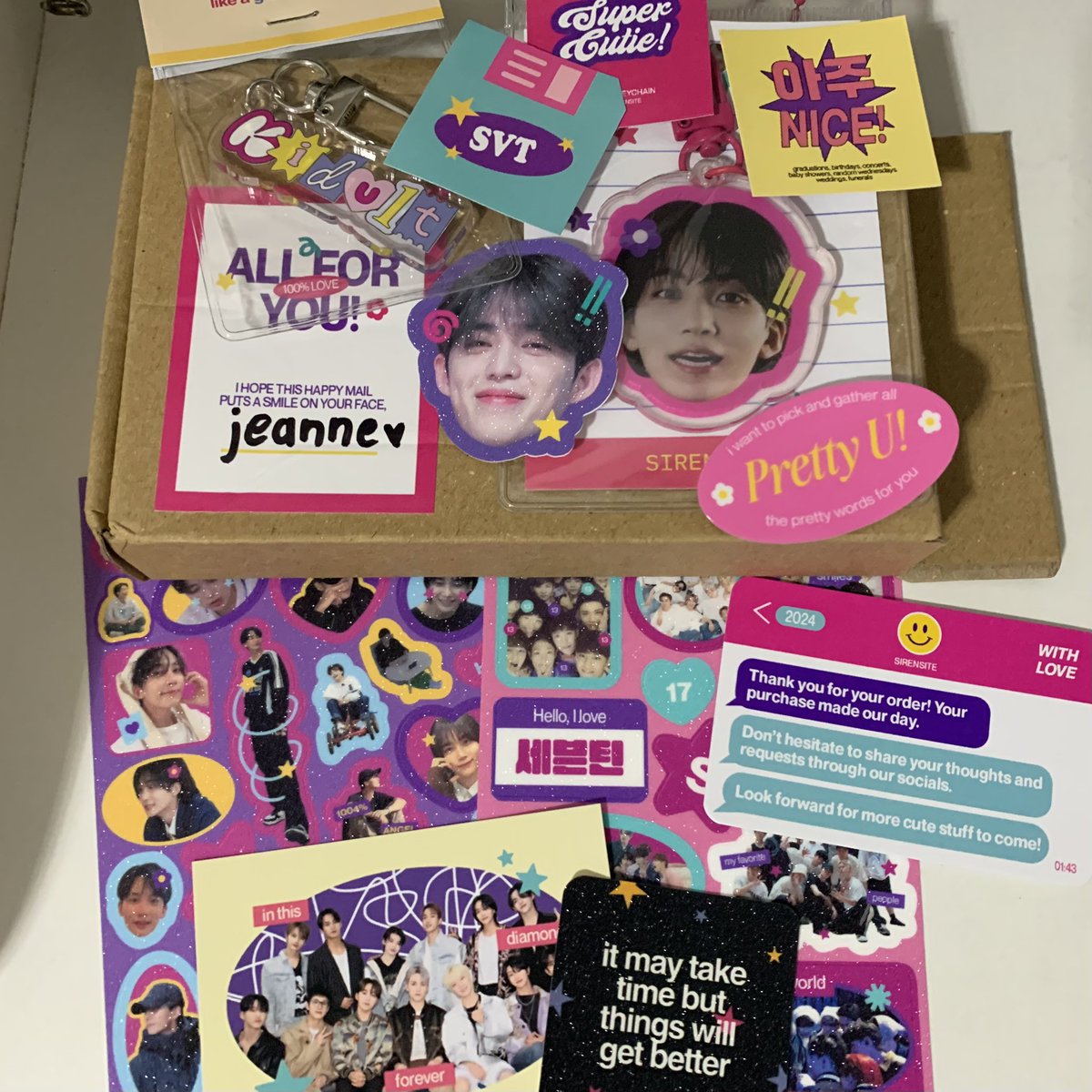 bvkodtangi's tweet photo. #JeanneInTheBox 📮

LIVE LOVE LAUGH @sirensite 💝

my first ever anik-anik order arrived! 💌 tindi ng sold out! june pa lang nakaabang na ako, october na ako nagkaroon ⁉️ i love u and im so proud of u, bebe 🫂🫵🏼 sa ig na ako mag-long message 🥹❤️‍🔥 https://t.co/0zVExUXYcX