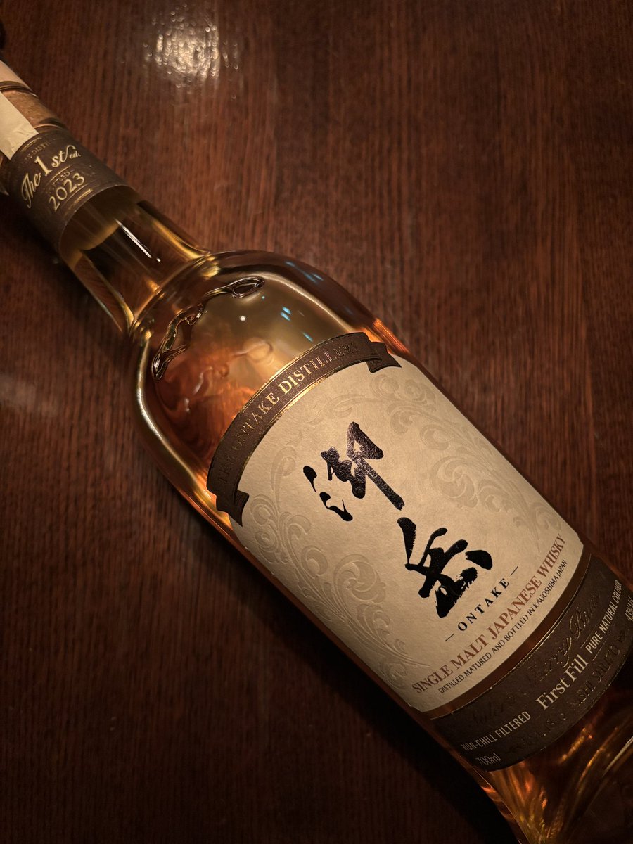 KU38Tr668A1O2ft's tweet photo. 御岳　1stリリース。

天使の�����や富乃宝山を作っている西酒造様のシングルモルト。
今では国内で新規購入ほぼ不可能なシェリー古樽（ボデガ？）を使用してるとのこと。

確かにシーズニングタイプとは全然違う印象で面白い。

まだ半分くらい残ってます。

#西酒造
#御岳 https://t.co/m27thItGks