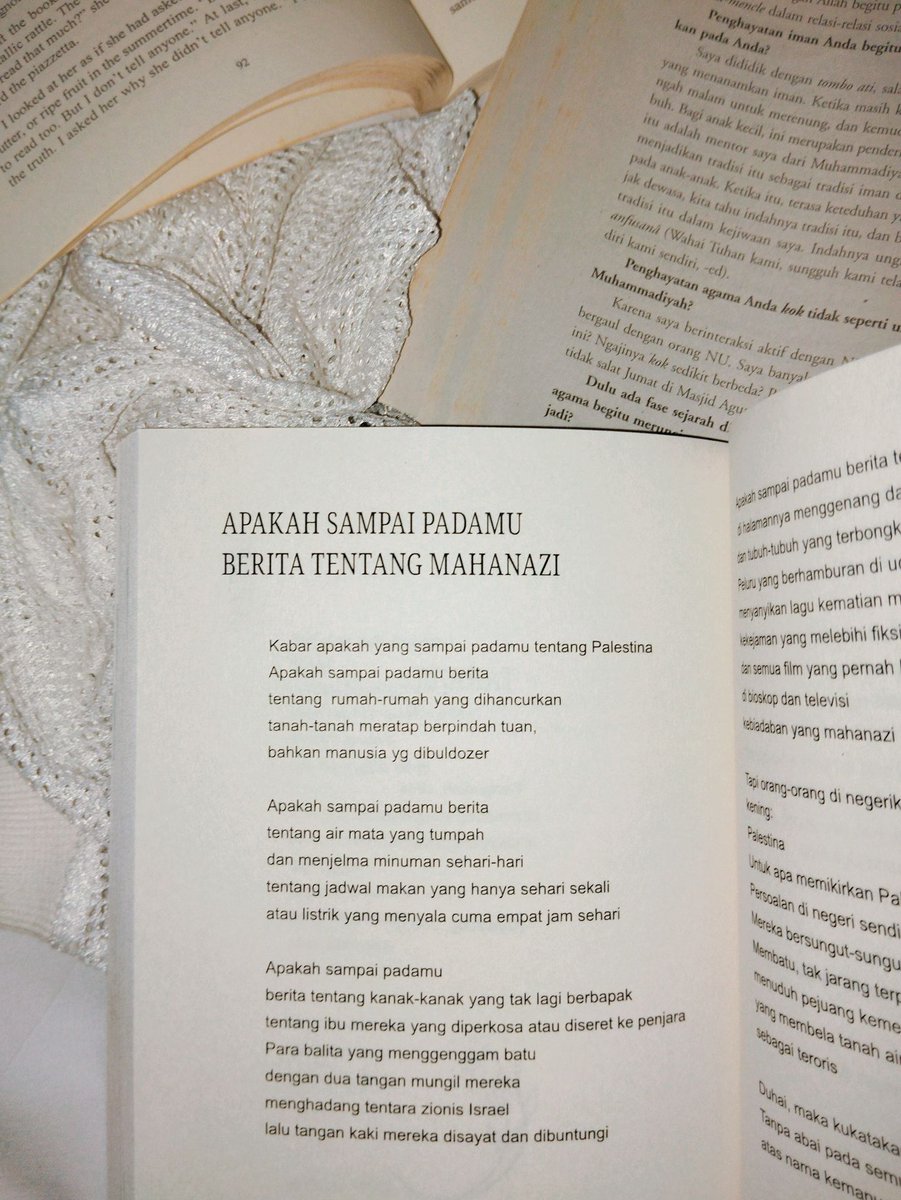 Kata siapa penulis Indonesia minim?

Udah kenal <a href="/helvy/">Helvy Tiana Rosa</a> belum? Karyanya udah banyak. Kalau kalian suka antologi puisi, coba baca Derana. Aku barusan selesai baca dan sukakk!

Ini beberapa puisi favoritku 🤍