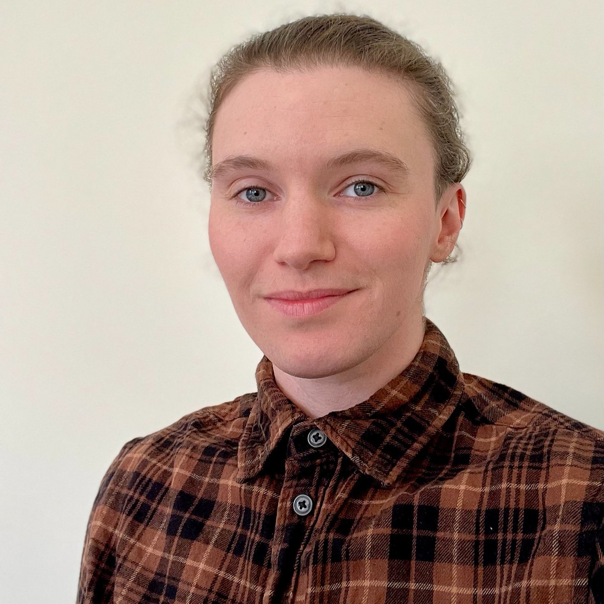 The winner of the 2024 #PapatangoPrize, from a record 1,589 entries, is: THE MEAT KINGS! (INC.) OF BROOKLYN HEIGHTS by HANNAH DORAN!
Hannah is a British-Irish writer based in London. Her debut play was inspired by her time working as a (vegetarian) butcher in New York.