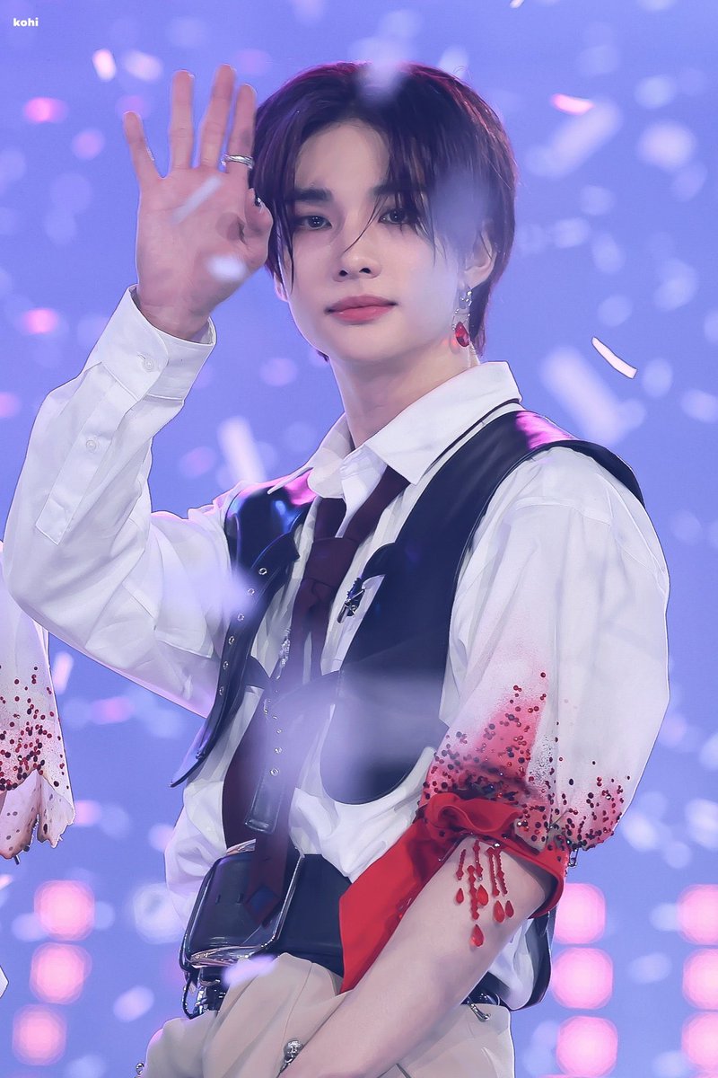 갑자기 머리 자르고 나타나서 선물이라던
작년 크리스마스 현진이를 영원히 못 잊어 내가