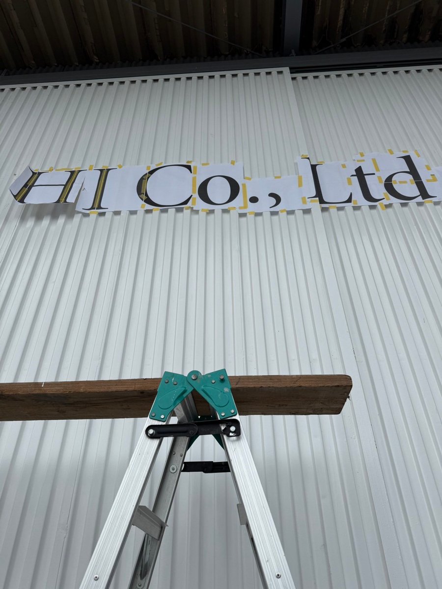 process_iguchi's tweet photo. 木工祭り開催の裏では、本社敷地内の工場に会社名を塗装していました🎨
#PROCESSIGUCHI #プロセス井口 #大川 #木工祭り https://t.co/zPTVTbjAXz
