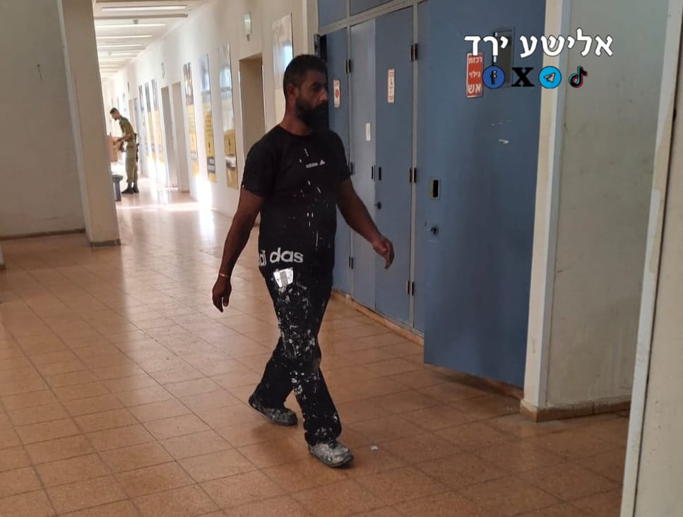 ElishaYered's tweet photo. בא"ח גולני, עכשיו.
נחשו מי הובאו לתקן את נזקי פגיעת הכטב"ם?
כמובן, איך לא, פועלים ערבים.
אחרי זה נופתע שוב בטבח הבא איך הם ידעו את כל הקודים והמפות הפנימיות של הבסי��ים.. https://t.co/Fl11fI3CGr