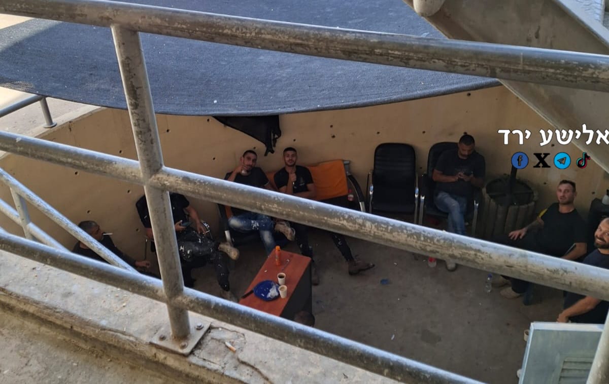 ElishaYered's tweet photo. בא"ח גולני, עכשיו.
נחשו מי הובאו לתקן את נזקי פגיעת הכטב"ם?
כמובן, איך לא, פועלים ערבים.
אחרי זה נופתע שוב בטבח הבא איך הם ידעו את כל הקודים והמפות הפנימיות של הבסי��ים.. https://t.co/Fl11fI3CGr