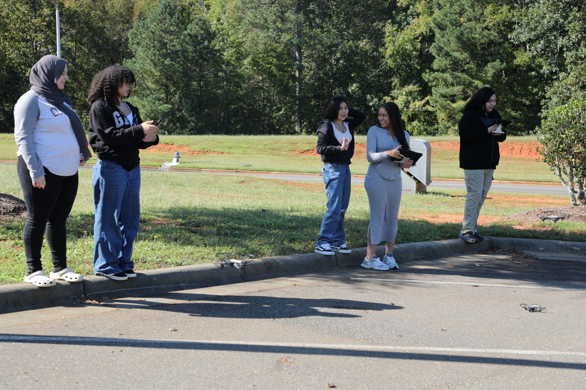 PanthersGchs's tweet photo. Our students had a blast flying drones and controlling cars using coding! https://t.co/trm6NBmGRy