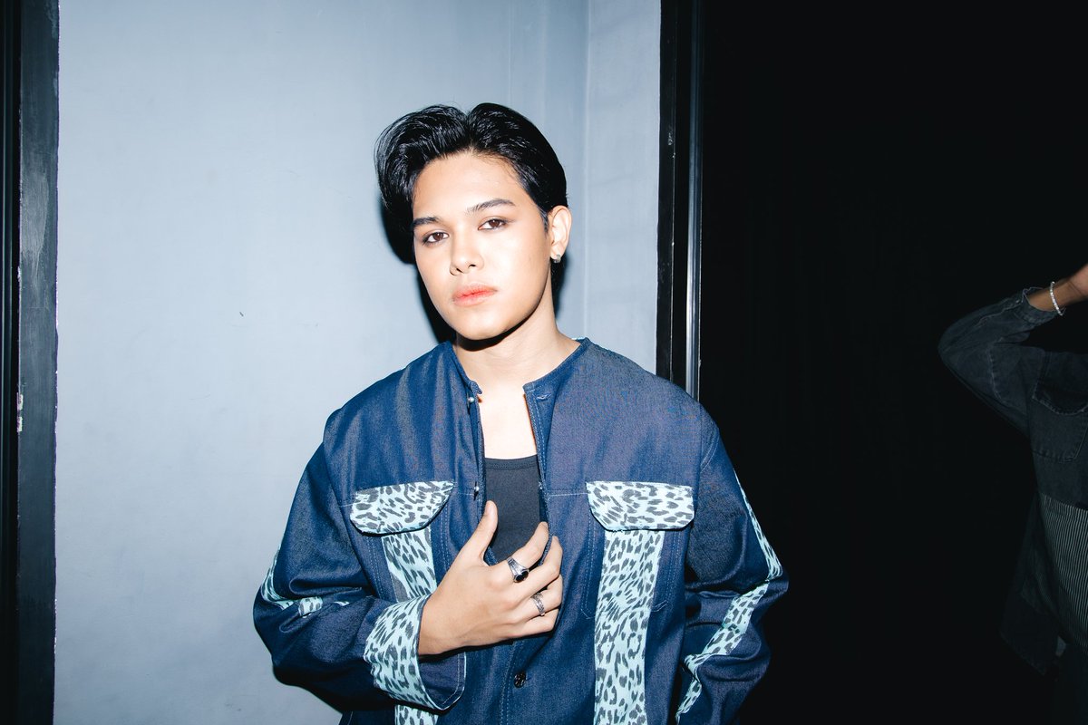 Official_ALAMAT's tweet photo. R-Ji | ALAMAT for BYS Fashion Week Day 3

Designer: Russel Villafuerte (@RussellVTV) — Strongvillage
Photographer: Alvin Chua &amp; @DaniPojas https://t.co/vGR8L2ISdh