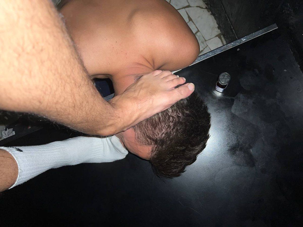 Il momento che preferisco è arrivato... 😈 Ecco la FOTO che dimostra chi comanda! 

Mentre con un piede ti SCHIACCIO la TESTA, ricordandoti la tua posizione di SOTTOMESSO, tu annusi l'altro. 

Non c'è niente di più eccitante che sentirti completamente in mio POTERE. Non scordare