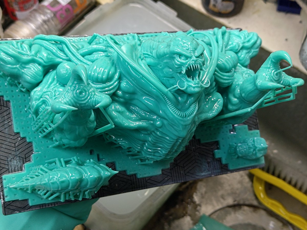 今回は無事にプリント成功。
失敗の症状がNOVA3Dのメカレジンの時と同じ様な感じだったので、改善策としてリトラクト後の待機時間を1秒から5秒に変更。ELEGOOのページ見たら推奨1秒だったんだけど…
ただしトータルプリント時間が12時間から17時間になってしまった。
色はゲーム中っぽく良い感じ。