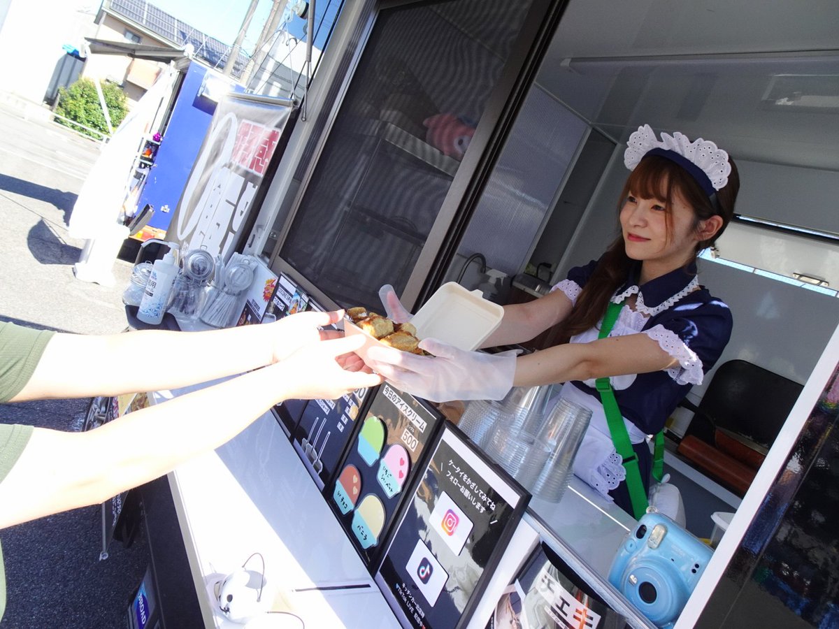simple02231's tweet photo. 2024/10/13
#キッチンカー　#COCONES
※COCONE'S
@cocones_ 
@東海市　#君の名和
アミューズメントプラザWIDE
HALL🎃WEEN PARTY
…ということでなんと！#メイドコス　😍
お弁当、つくねバーグ購入でチェキ撮れる企画❤️

#COCONES弁当　※たこ焼きソース
#つくねバーグ　単品
#チェキ飯
#COCONES飯 https://t.co/yQvHHaUSPW