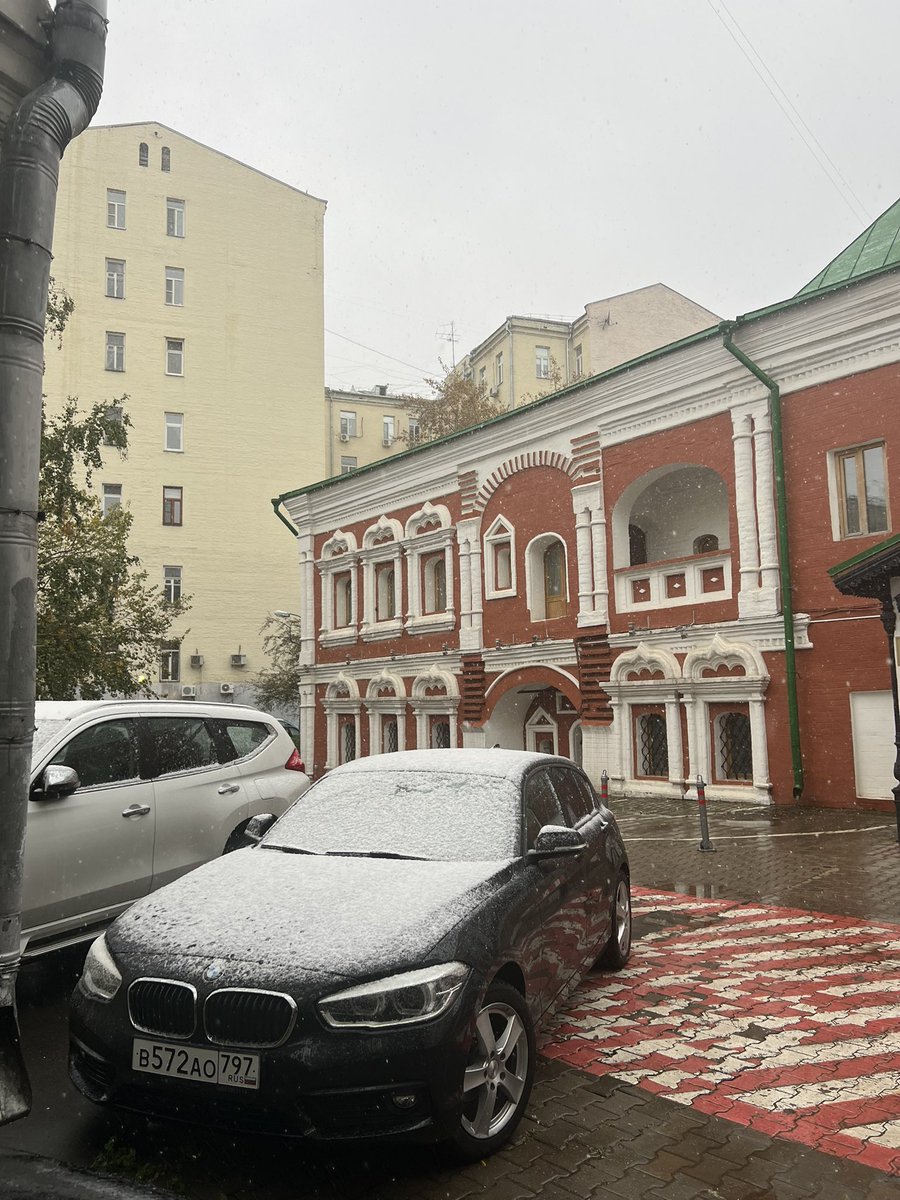aavst20551's tweet photo. В Москве снег https://t.co/XPkAAN9qJf
