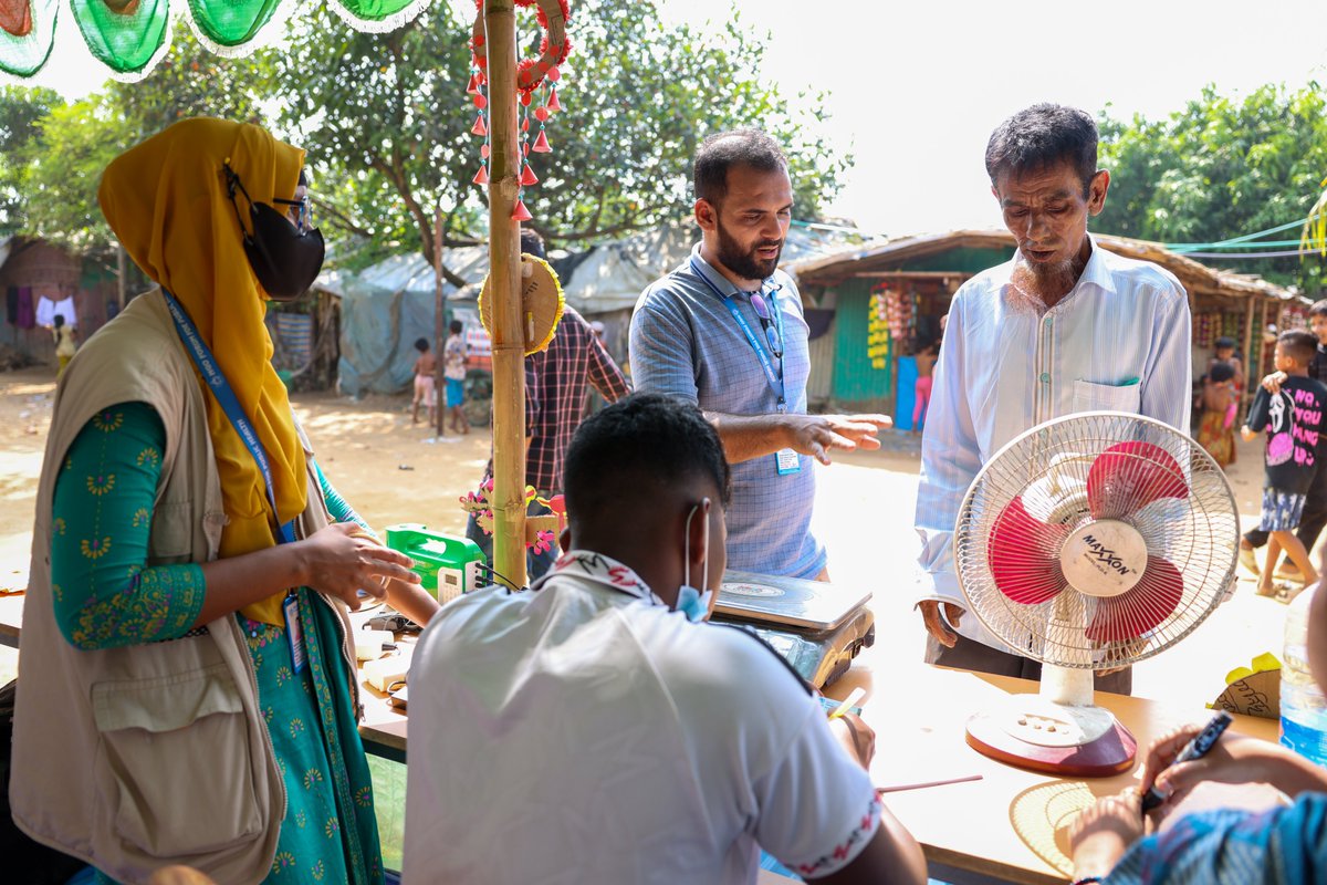 UNHCR_BGD's tweet image. Changing GREY ⌨️into GREEN🌳in the #Rohingya refugee camps!

This #EwasteDay, refugees were invited to bring their (unsaleable) e-waste items to the Green Innovation Hub for repair or exchange for tree saplings today 👇

#BeatWastePollution💚