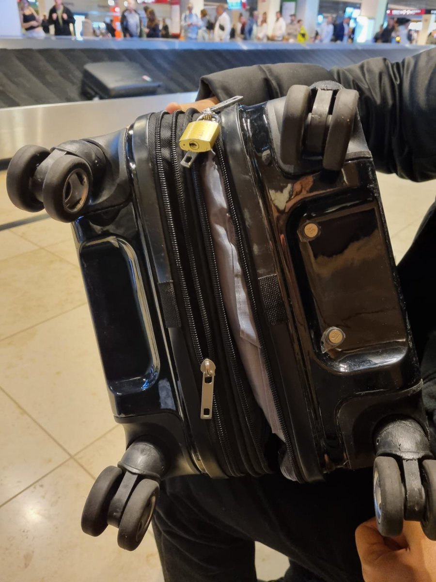 JennyBarragan's tweet photo. @iberia Después de 6 días me entregan una (1) de dos (2) maletas que perdieron y en pésimas condiciones. Señores de @Iberia su servicio es una basura. ¿Donde está mi otra maleta? ¿Me compensarán esta maleta también? Aun me quedan varios días de viaje. Alguien que RESPONDA! https://t.co/LpaalMzjHl