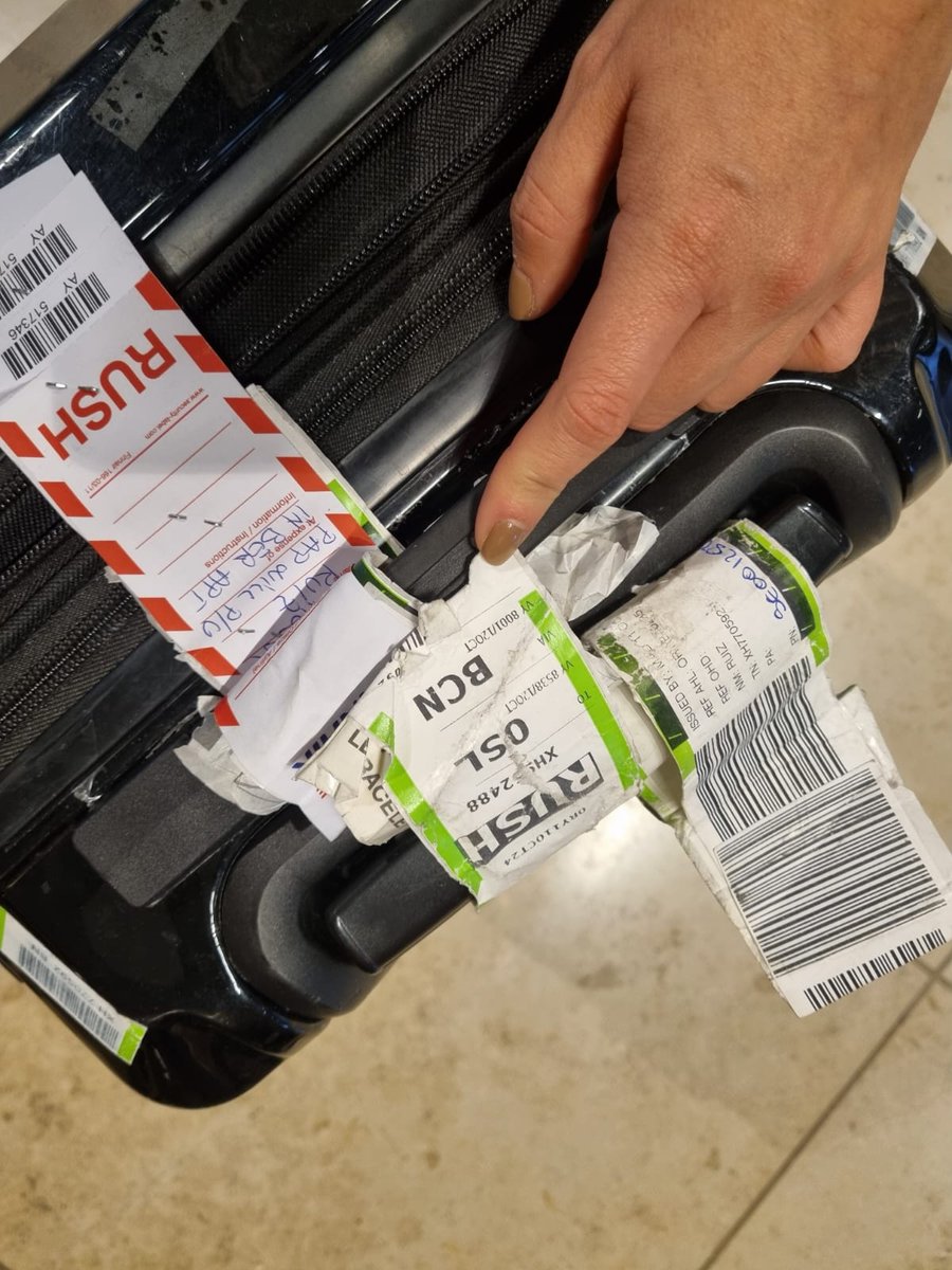 JennyBarragan's tweet photo. @iberia Después de 6 días me entregan una (1) de dos (2) maletas que perdieron y en pésimas condiciones. Señores de @Iberia su servicio es una basura. ¿Donde está mi otra maleta? ¿Me compensarán esta maleta también? Aun me quedan varios días de viaje. Alguien que RESPONDA! https://t.co/LpaalMzjHl