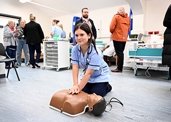 NorthumbriaUni's tweet image. A brand-new healthcare training facility which has been developed with support from Northumbria University to be used by students on a new T-Level in health course has opened at @BedeAcademy in Blyth.

Read more: northumbria.ac.uk/about-us/news-…

#NorthumbriaUni #TLevel #Nursing #Health