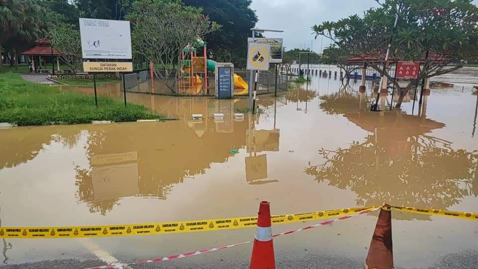 Moga baik2 aje Pekan Kuale. 

Harap surut le ayonye. Hujung bulan ni udoh le nk buat Pesta Ayor kt Lemboh tu sempena Hari Keputeraan Sultan Perak..