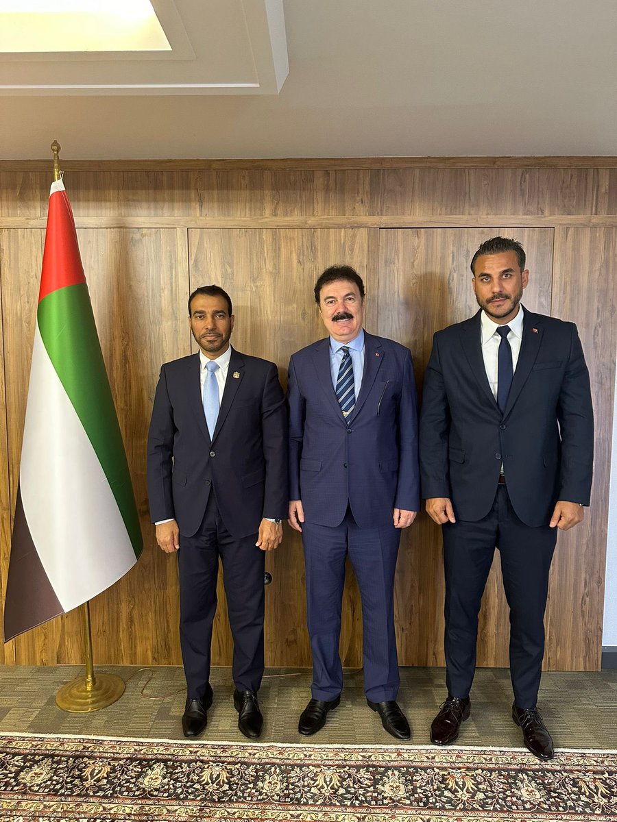 UAEEmbassyANK's tweet photo. BAE’nin Türkiye Cumhriyeti Büyükelçisi Saeed Thani Al Dhaheri, Dünya Gençlik ve Spor Konfederasyonu Türkiye Başkanı Sayın Türker Aygündüz ve Yönetim Kurulu Üyesi Sayın Erçin Polat’ı misyonun Ankara’daki kançılarya’sında biraraya geldi. Görüşmede, spor ve gençlik alanında ortak işbirliğinin artırılması ve her iki taraf arasında deneyim alışverişinin yolları ele alındı.

استقبل سعادة سعيد ثاني الظاهري، سفير دولة الإمارات لدى الجمهور��ة التركية، السيد Türker Aygündüz، رئيس الاتحاد العالمي للشباب والرياضة في تركيا، والسيد Erçin Polat، عضو مجلس الإدارة، وذلك في مقر البعثة في أنقرة.
تم خلال اللقا�� بحث سبل تعزيز التعاون المشترك في مجال الرياضة والـشباب وتبادل الخبرات بين الجانبين.