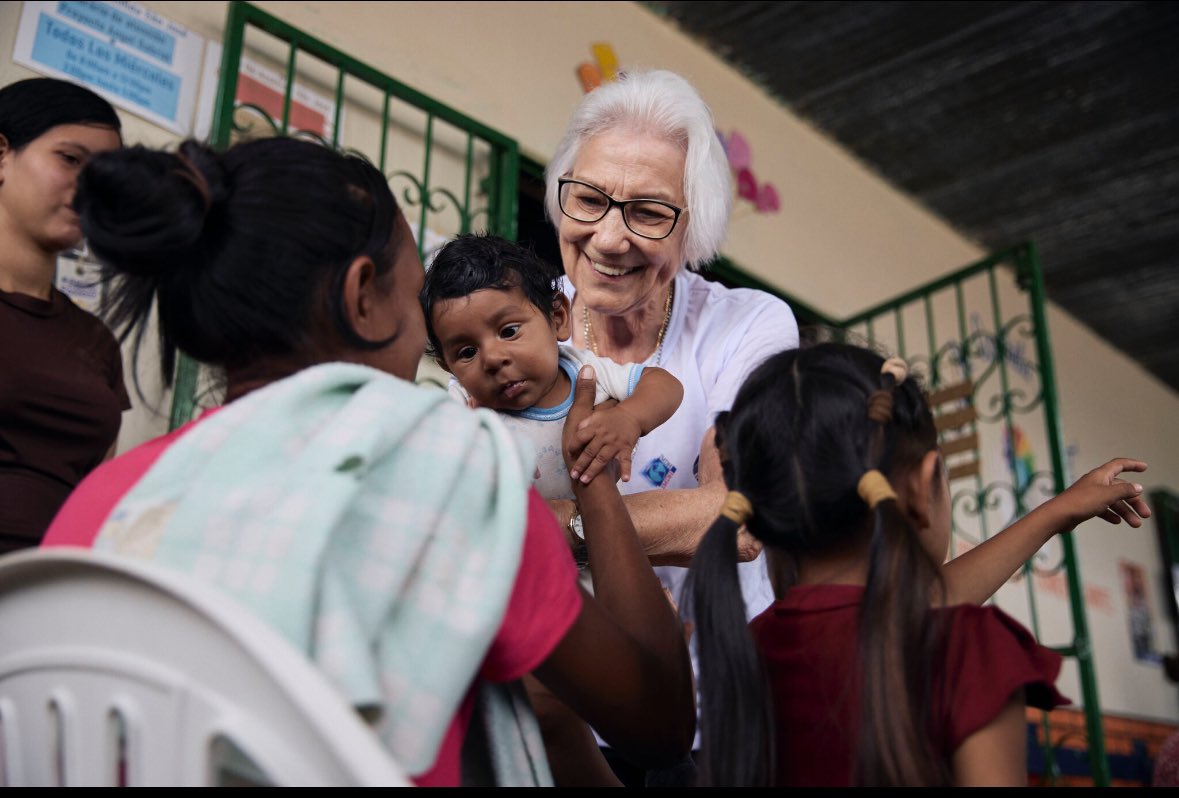 Muito feliz e orgulhoso de comemorar hoje a laureada do Prêmio Nansen de 2024, Irmã Rosita Milesi de 🇧🇷. Conheço a Irmã há muitos anos e sou testemunho do trabalho incessante dela para garantir direitos e dignidade às pessoas deslocadas à força.

#PremioNansen #ComOsRefugiados