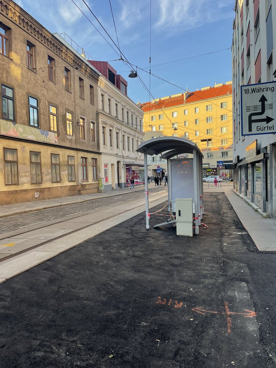 Danke dass in Wien bei jeder Baustelle/Gleisbauarbeit gleich die Beschattung und Begrünung mitgedacht wird und Bäume gepflanzt werden. #not #taubergasse #aufbäumen