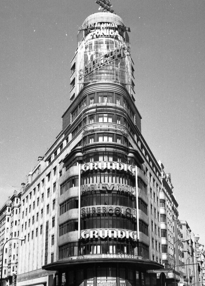 Vincci_Hoteles's tweet photo. ¡Celebramos el 91º aniversario del emblemático Edificio Carrión! 🌟

Este edificio art déco, no solo es historia viva de #Madrid, sino que, además, ofrece una ubicación privilegiada en pleno corazón de la capital.

#capitol #edificiocarrion #madrid #granvia https://t.co/JzZLgu1cyT