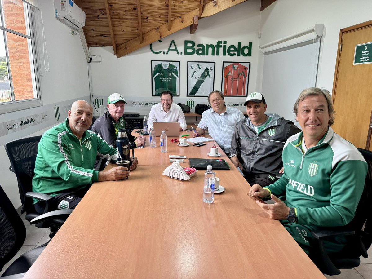 matiasmariotto's tweet photo. Iniciamos la mañana reunidos con Pico Hernández, Oscar Regenhardt, Daniel Bilos, Bruno Quinteros y la estructura del fútbol juvenil y de Reserva.

Trabajando en el presente y el futuro de Banfield💚🇳🇬 https://t.co/Yz27hWOcFR