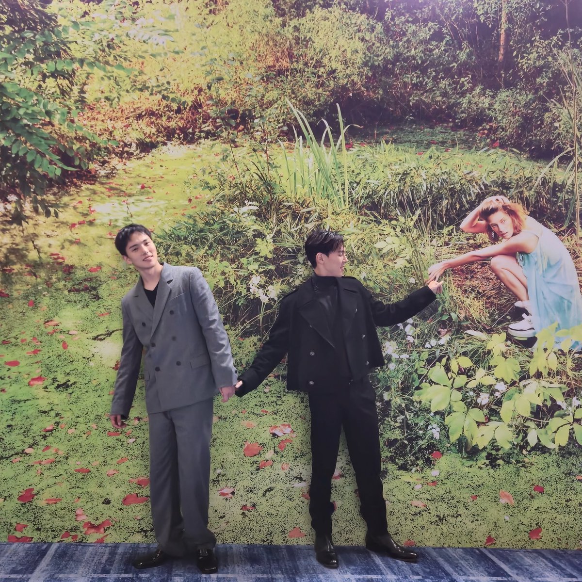 FROMHW2's tweet photo. 셔누 뒤에 사진이랑 새끼손가락 고리 거는 와중에 민혁이랑은 진짜로 손잡음 https://t.co/Mln3CxnvkB